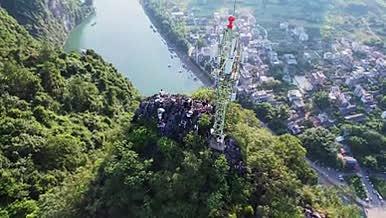广西兴坪旅游风景山顶观光的游客航拍视频的预览图